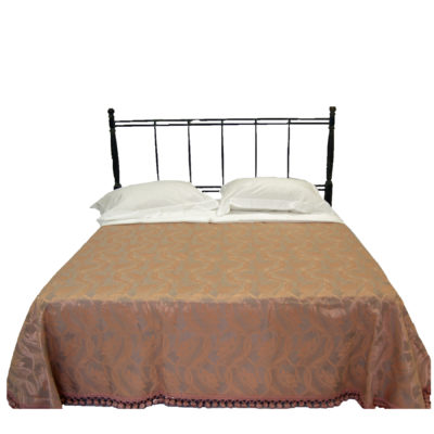 copriletto-cannes-frangia-rosa-sul-letto