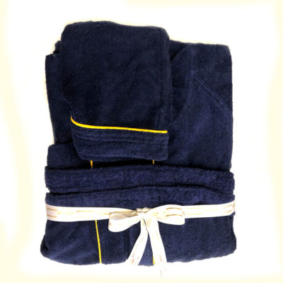 Accappatoio Frette colore blu navy in spugna di cotone colore blu navy, bordi rifiniti con cordonetto giallo, logo Frette ricamato su tasca.