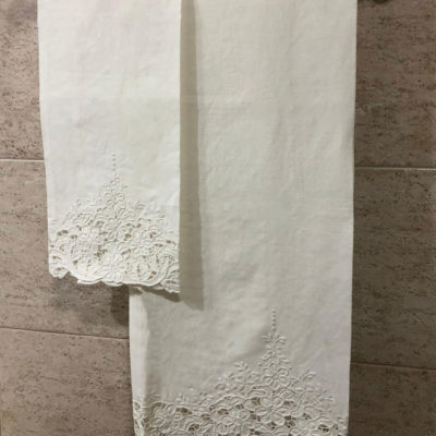 Asciugamani in lino ricamati con pizzo colore bianco in 100% lino