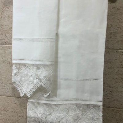 Asciugamani in lino ricamati con pizzo geometrico colore bianco in 100% lino