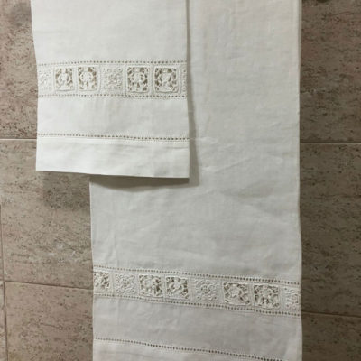 Asciugamano in lino ricamati con pizzo orlo a giorno di colore bianco applicato sul fondo, set asciugamano grande e asciugamano piccolo.