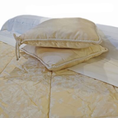 Trapunta matrimoniale in tessuto jacquard David Home con 2 cuscini coordinati Mod. Oro 1